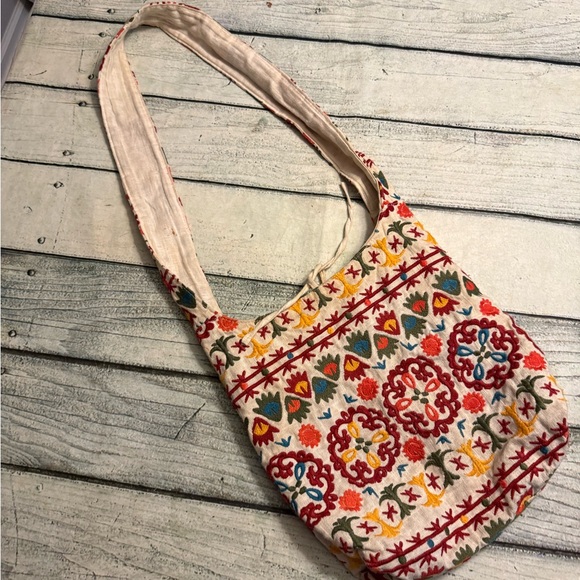 Embroidered colorful pattern crossbody purse. - Picture 2 of 7